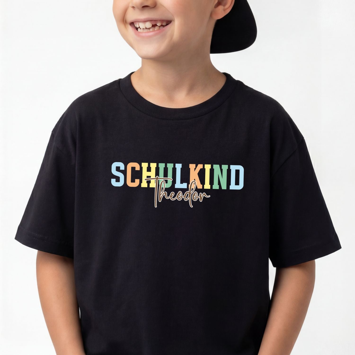 Kinder T-Shirt (schwarz) mit bunten "SCHULKIND" Aufdruck für Jungen