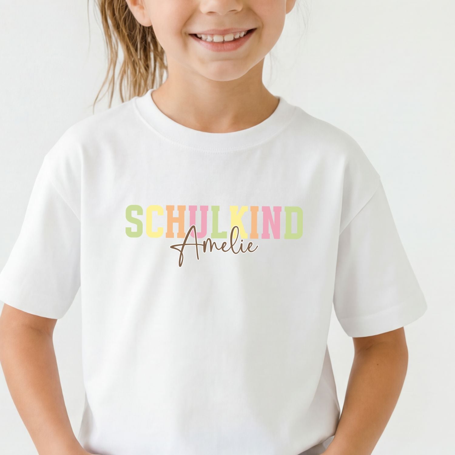 Kinder T-Shirt (weiß) mit bunten "SCHULKIND" Aufdruck für Mädchen