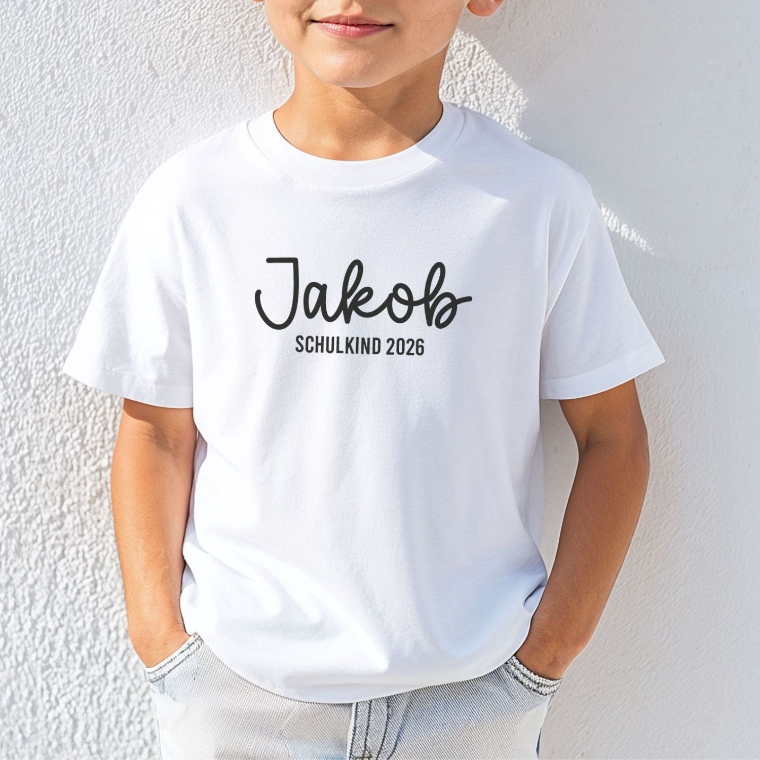 Personalisiertes "Schulkind" T-Shirt (mit Name & Jahresangabe "2026") in Weiß