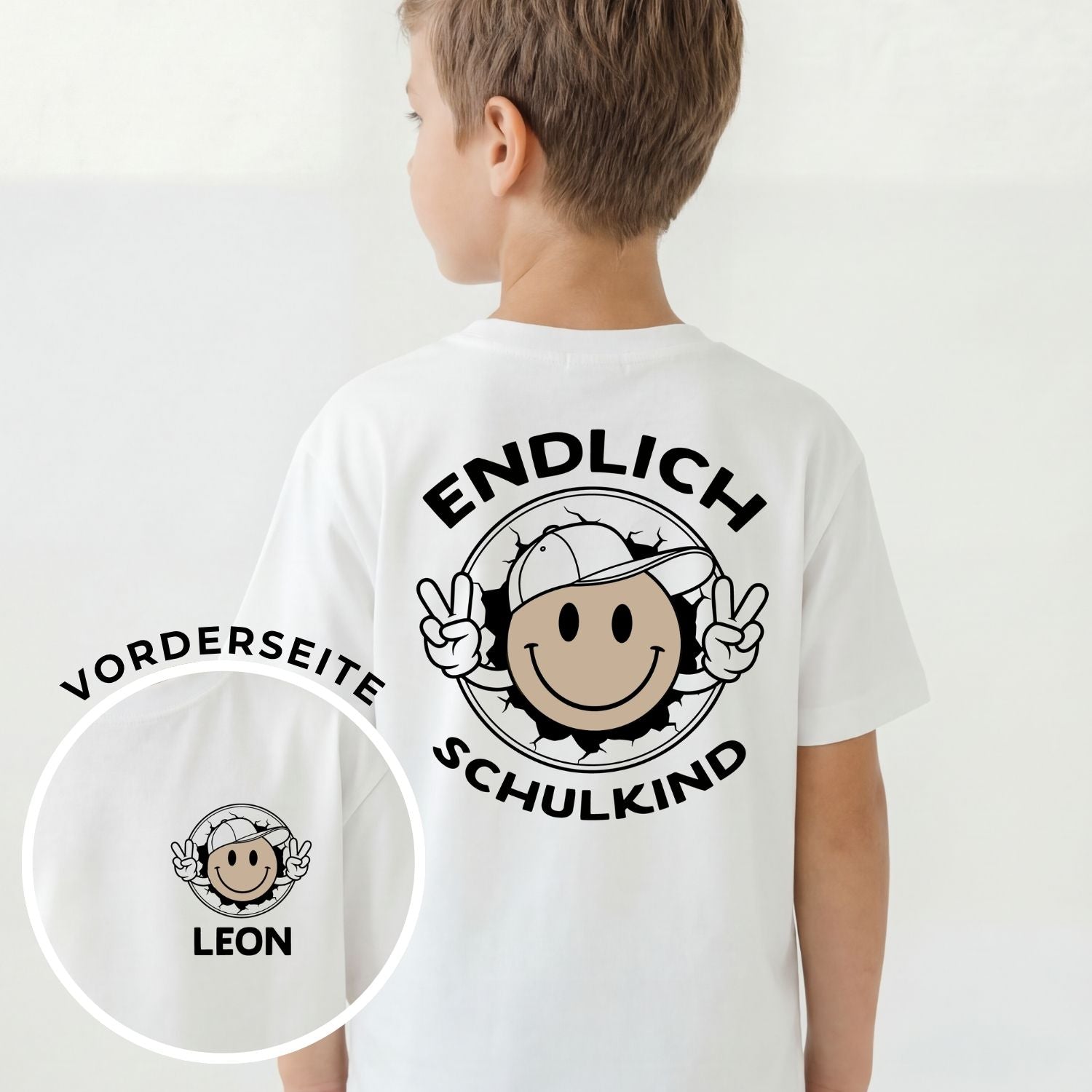 Kinder T-Shirt (weiß) "ENDLICH SCHULKIND 😀" {mit Name} für Junge
