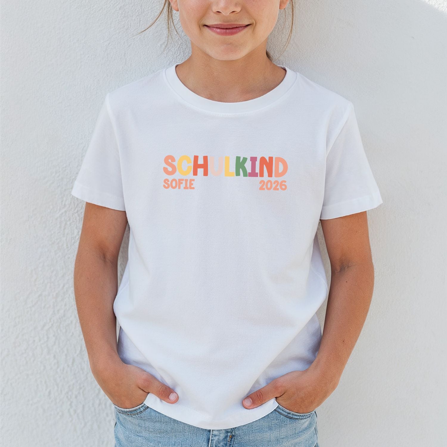 Kinder T-Shirt mit bunten "SCHULKIND" Aufdruck + Personalisierung mit Name und Einschulungsjahr