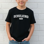 Kinder T-Shirt mit „SCHULKIND“ Aufdruck und Name (nillie Design #10)
