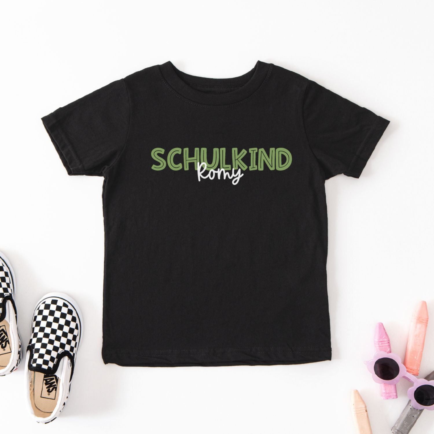 Kinder T-Shirt (schwarz) mit „SCHULKIND“ Aufdruck und Name
