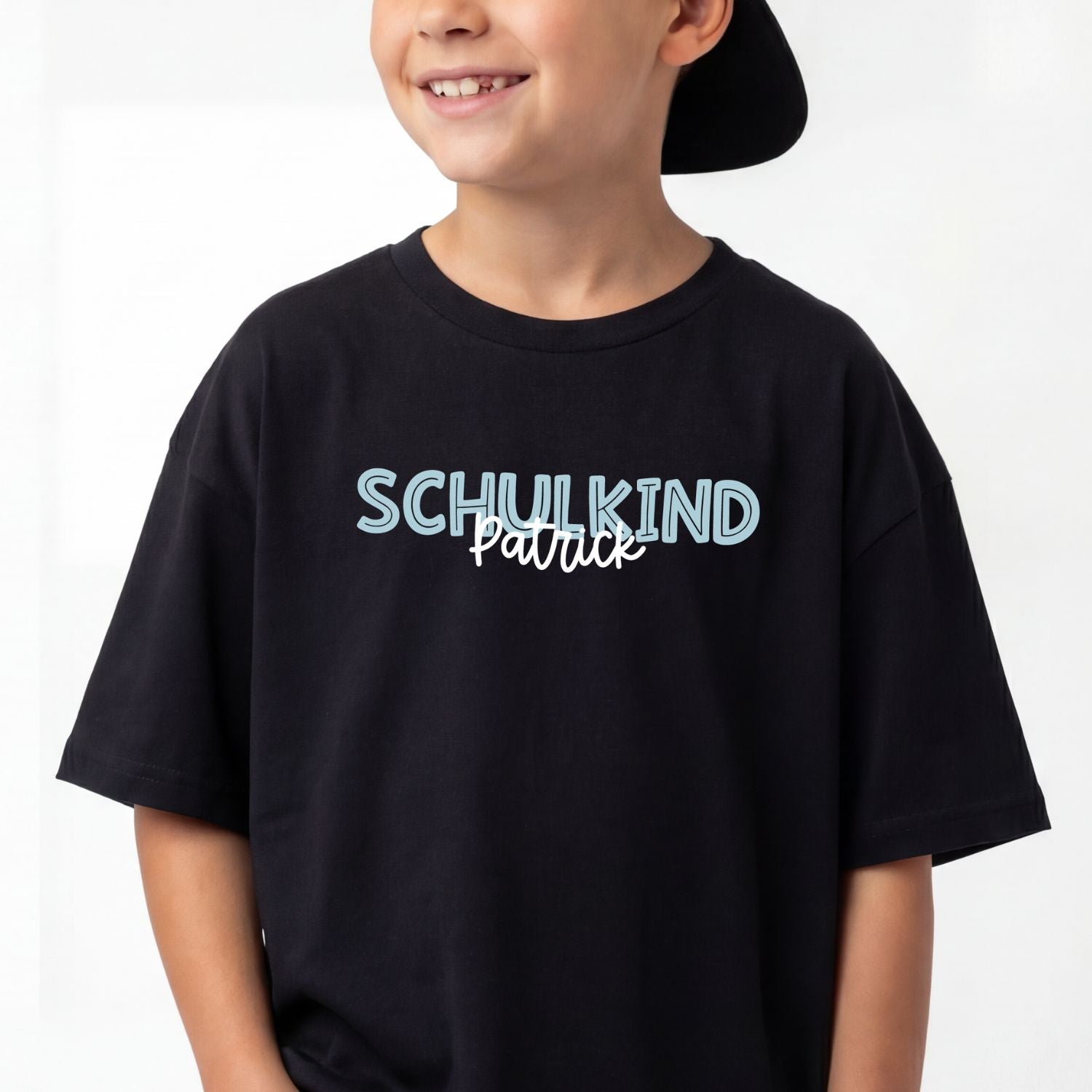 Kinder T-Shirt (schwarz) mit „SCHULKIND“ Aufdruck und Name #Junge