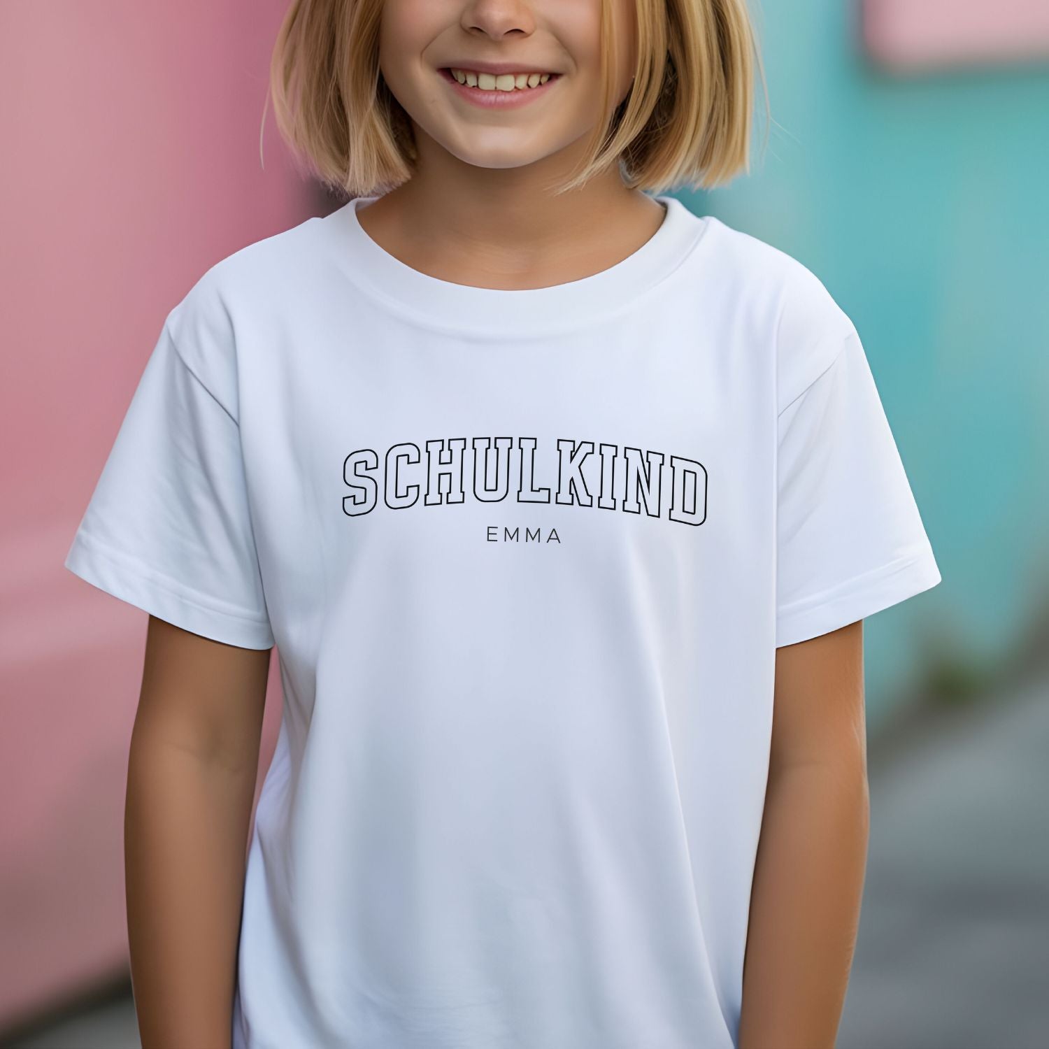 Kinder T-Shirt (weiß) mit „SCHULKIND“ Aufdruck und Name (nillie Design #11)