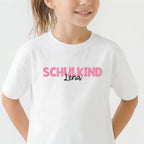 Kinder T-Shirt (weiß) mit „SCHULKIND“ Aufdruck und Name #Mädchen