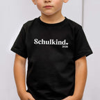 Junge mit „Schulkind“ T-Shirt (in schwarz), mit Jahresangabe