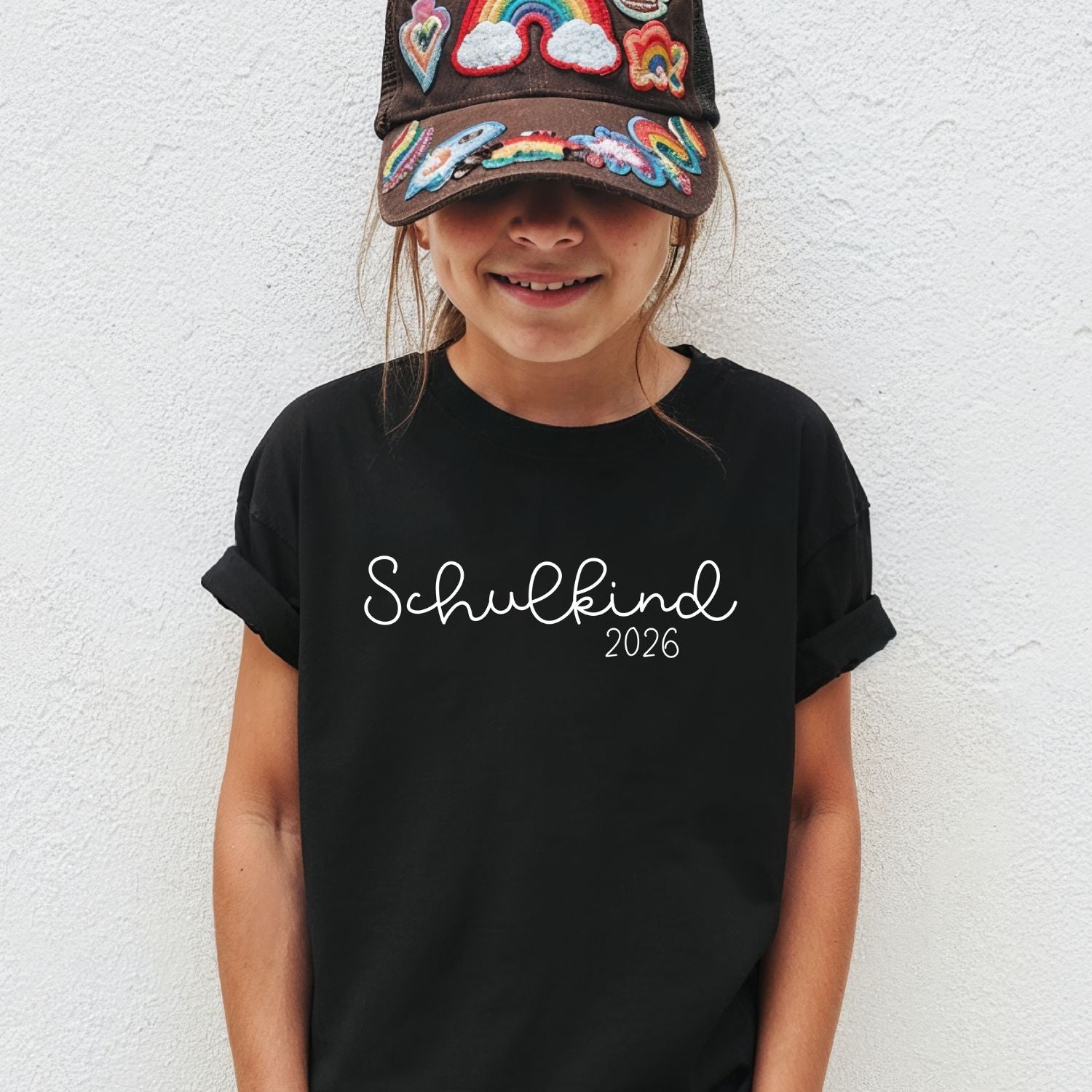 Mädchen mit „Schulkind“ T-Shirt (in schwarz), mit Jahresangabe