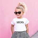 T-Shirt zum 6. Geburtstag mit großem "SECHS"-Aufdruck