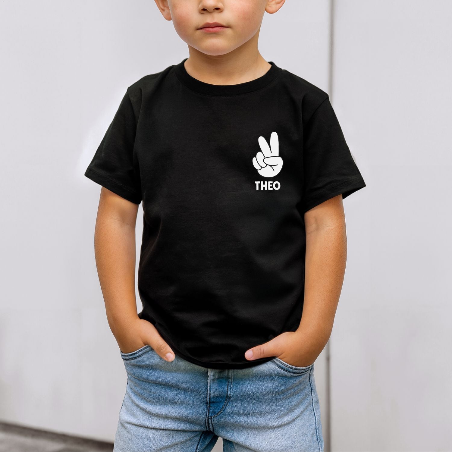 T-Shirt Frontansicht: Victory-Grafik mit Name