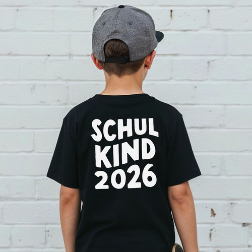 T-Shirt Rückenansicht: "SCHULKIND" mit Jahresangabe