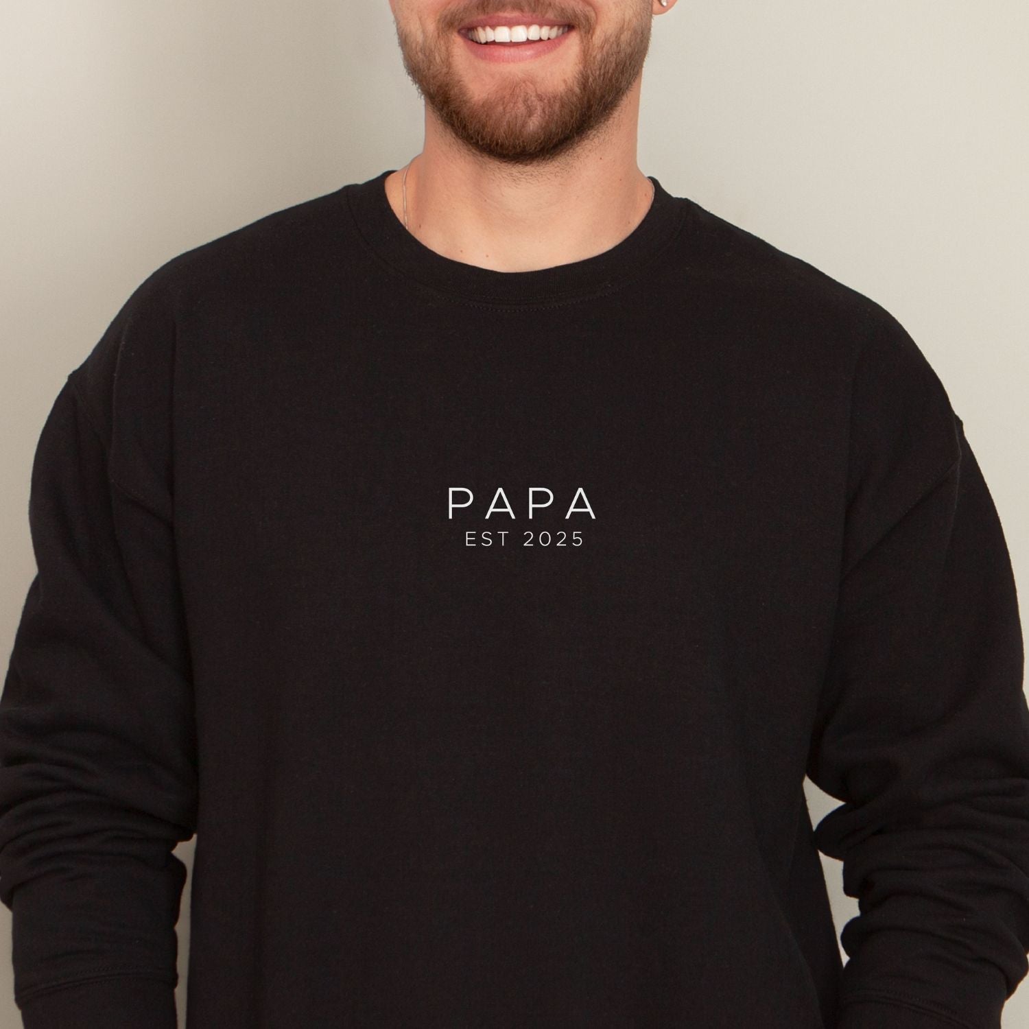 Geschenk Vatertag: Sweatshirt mit Aufdruck: "PAPA EST 20..."