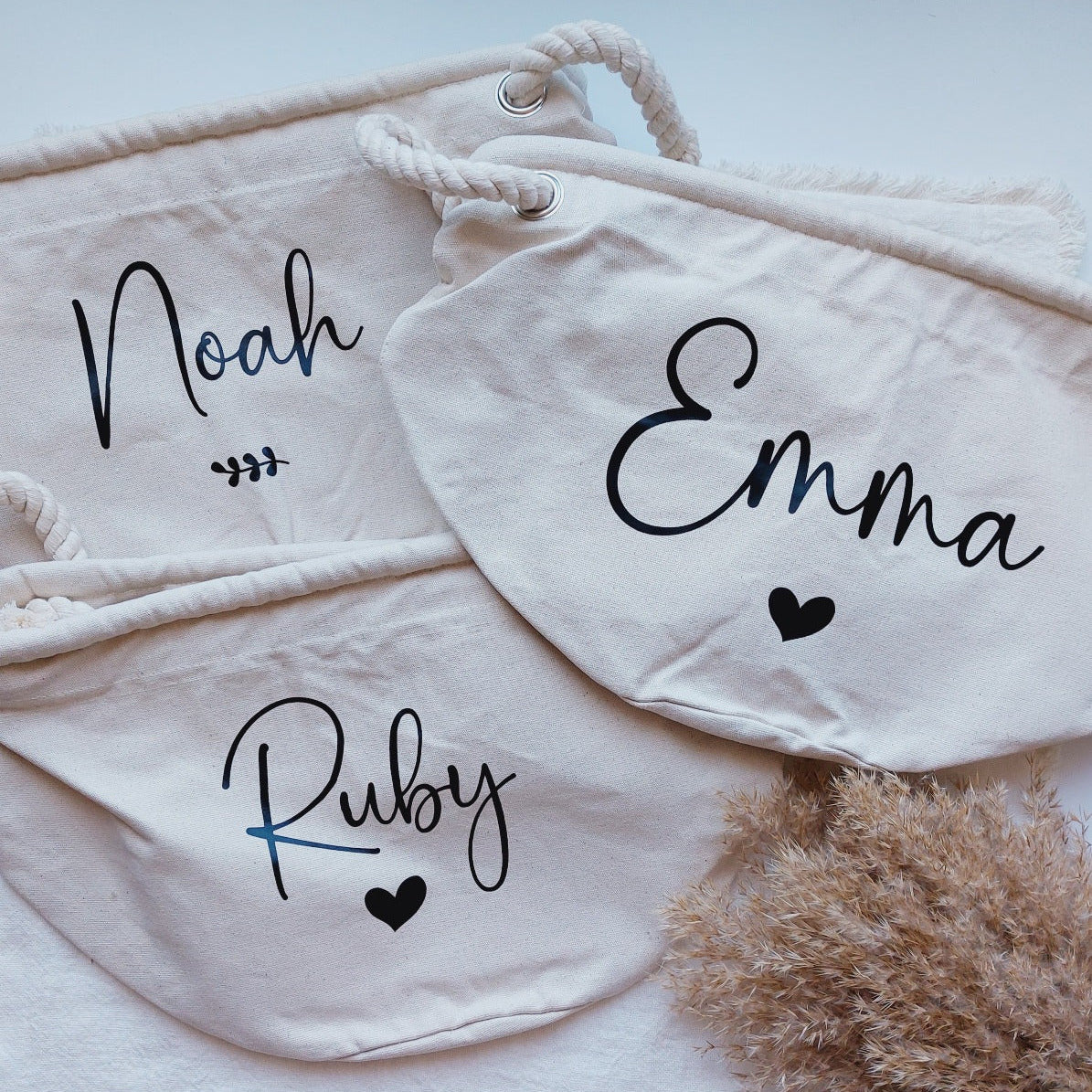 Spielzeugkorb für das Kinderzimmer, personalisiert mit Namen (Schriftdesign #3 mit Herz by nillie)