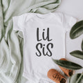 Geschwister Baby Body mit schwarzen „Lil Sis“ Aufdruck für die kleine Schwester