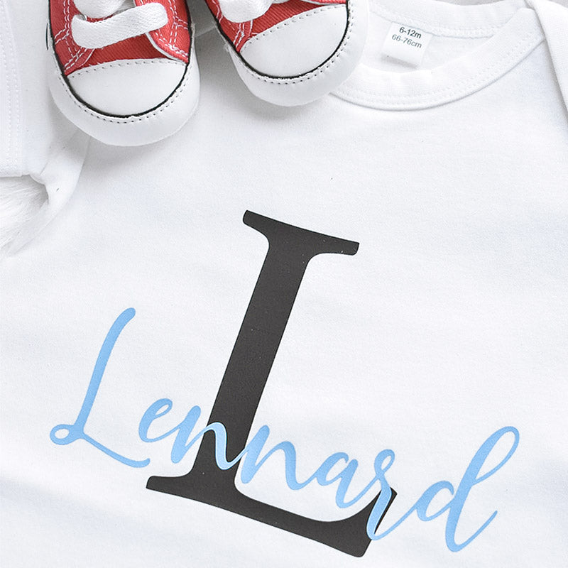 Geschenk zur Taufe: Personalisierter Baby Body (mit Initiale + Name Baby)