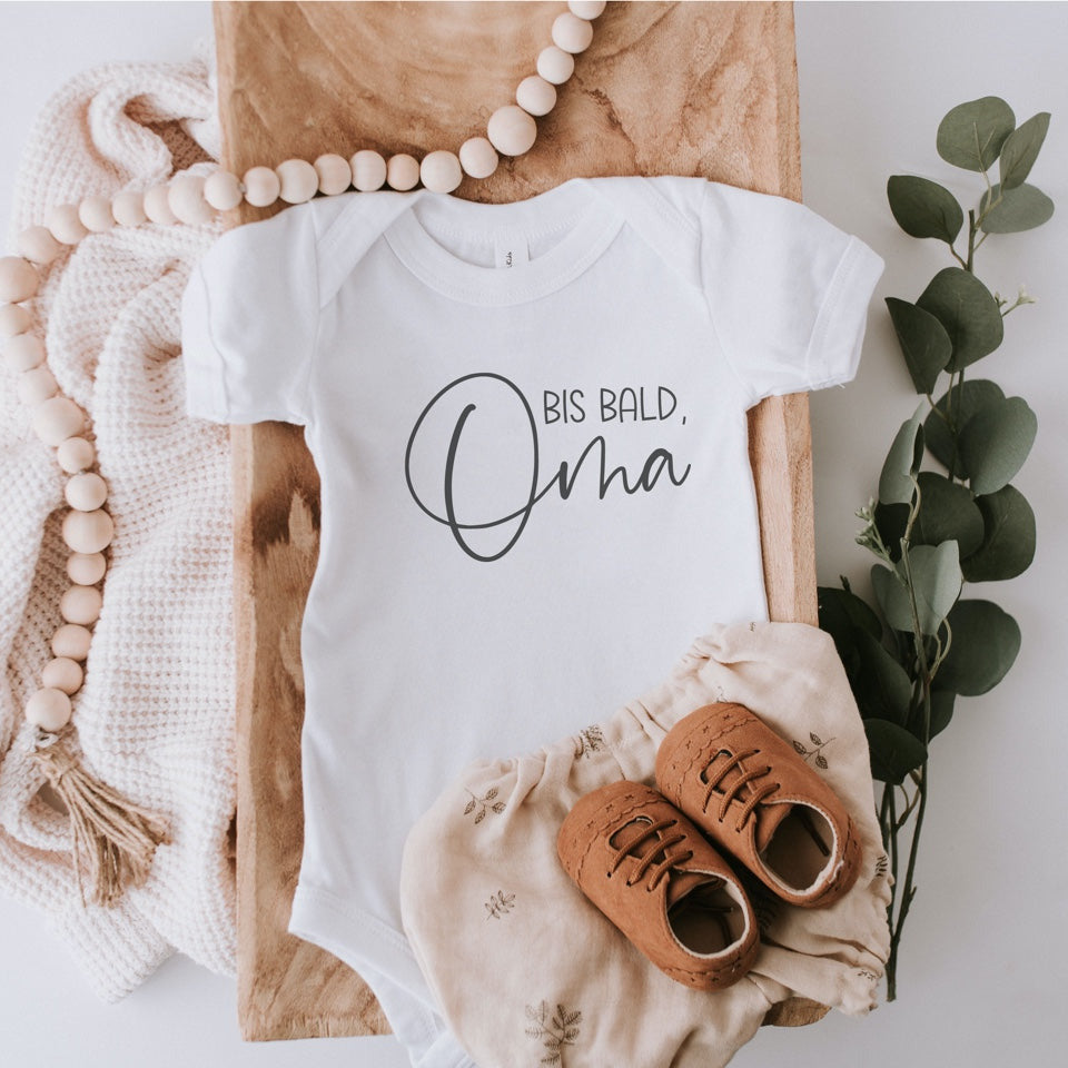 Babybody "Bis bald, Oma" - Geschenkidee um der Mama die Schwangerschaft zu verkünden