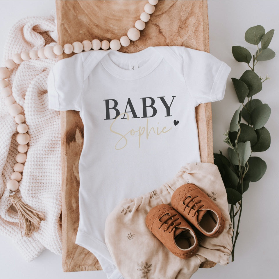 Geschenk zur Geburt: Baby Body mit Aufdruck: BABY (+ Name)