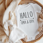 Geschenkidee um den Eltern die Schwangerschaft zu verkünden: Baby Body "Hallo Oma & Opa"