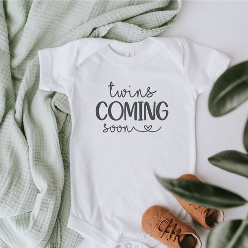 Baby Body "Twins coming soon" –  Geschenkidee um zu verkünden, dass Du mit Zwillingen schwanger bist
