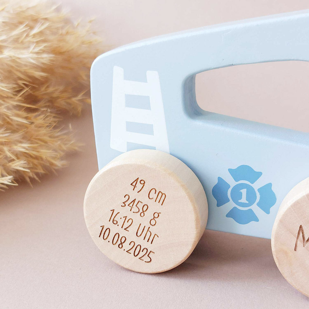 Hellblaues Schiebeauto (personalisiert) aus Holz als Geschenk zur Geburt