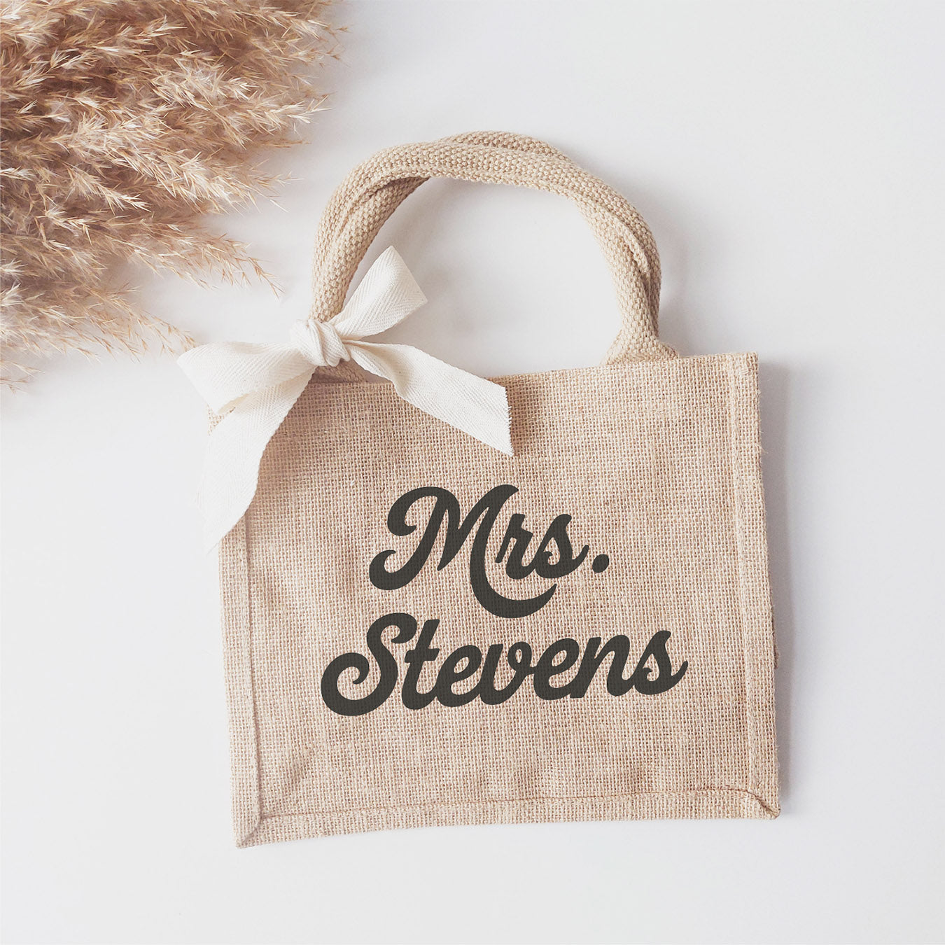 Brautgeschenk: Personalisierte Jutetasche mit Aufdruck "Mrs. + Nachname"