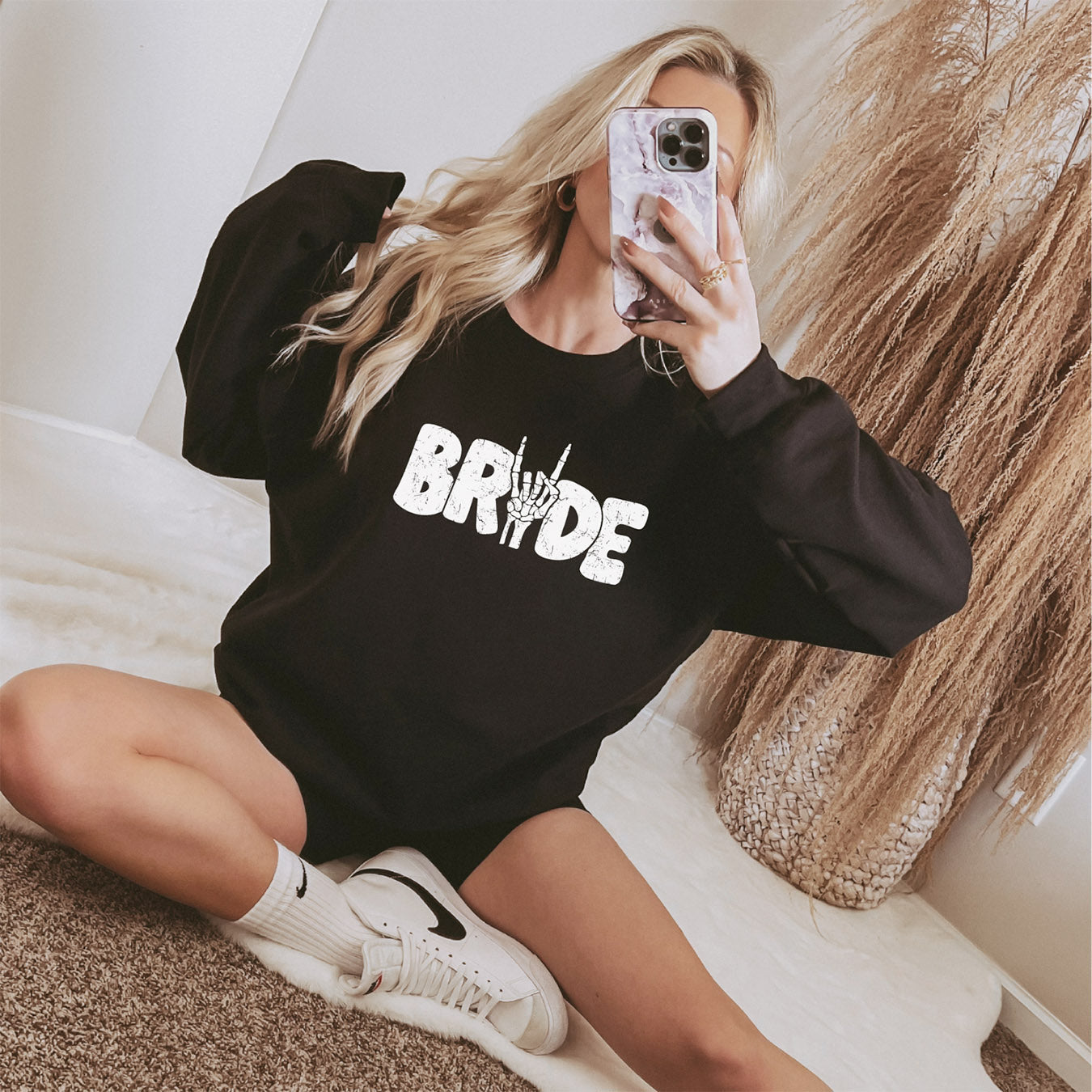Braut-Sweater (schwarz) mit großen "BRIDE"-Aufdruck und Metal Sign/ Pommesgabel