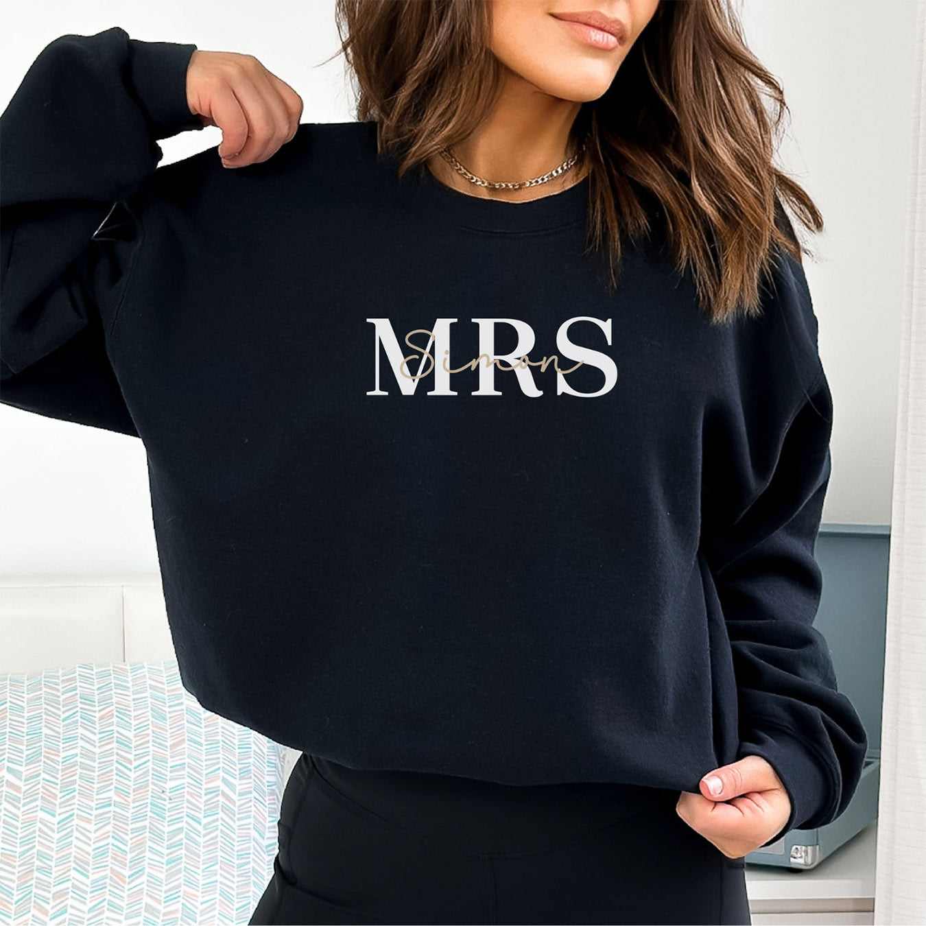 Braut Sweater (schwarz) für den JGA (mit großem "MRS" Aufdruck und dem zukünftigen Nachnamen der Braut)