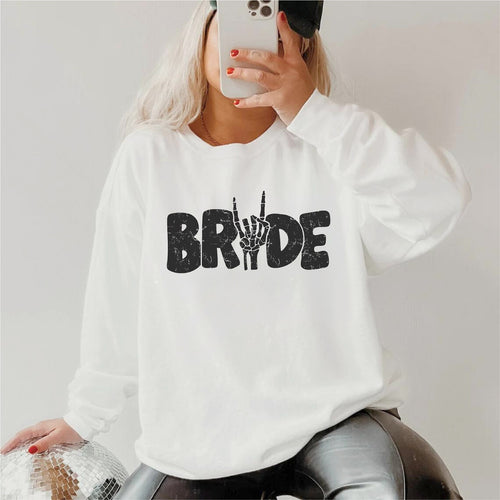 Braut-Sweater (weiß) mit großen "BRIDE"-Aufdruck und Devil horns/ Mano cornuta