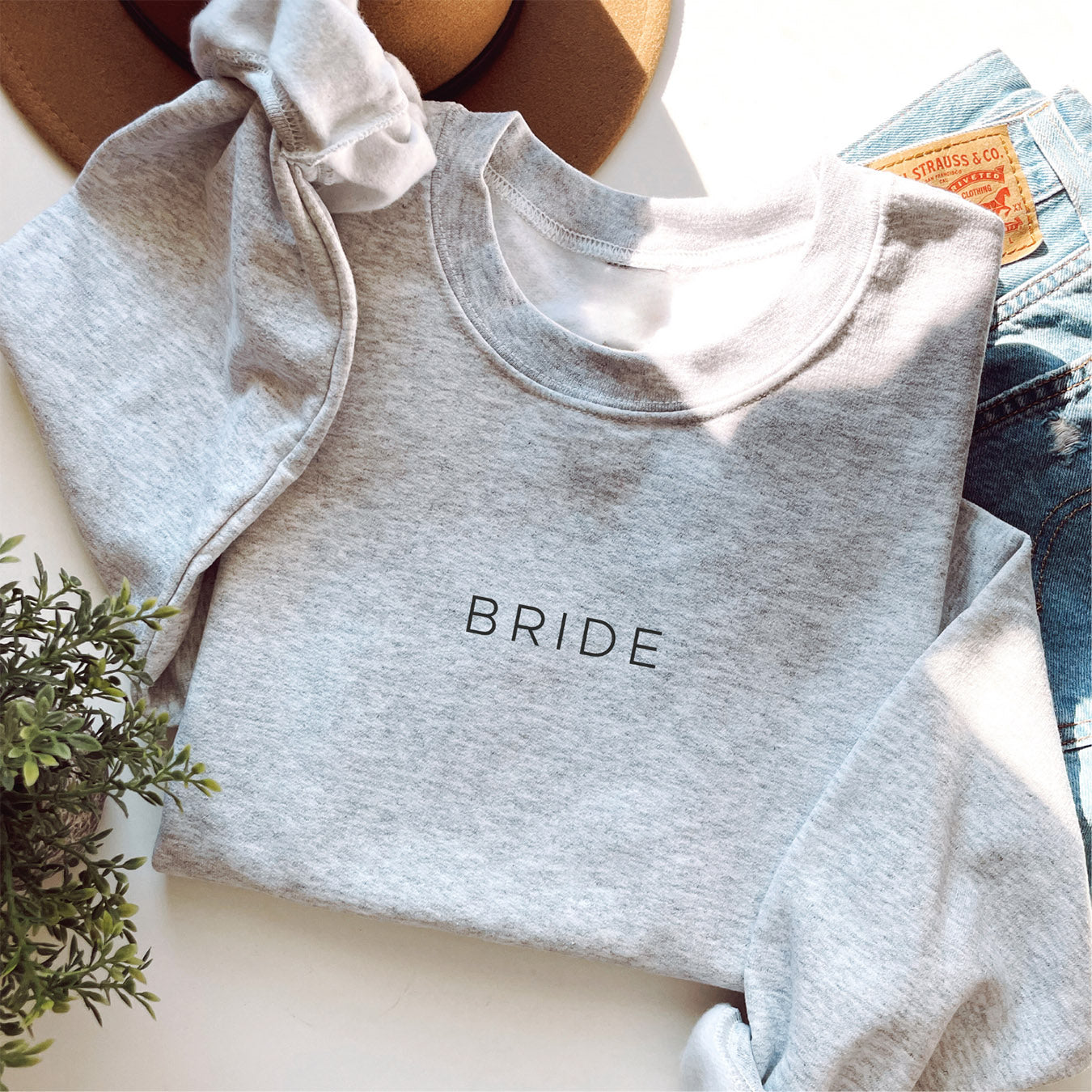 Braut-Sweatshirt (grau-meliert) mit kleinem "BRIDE"-Aufdruck