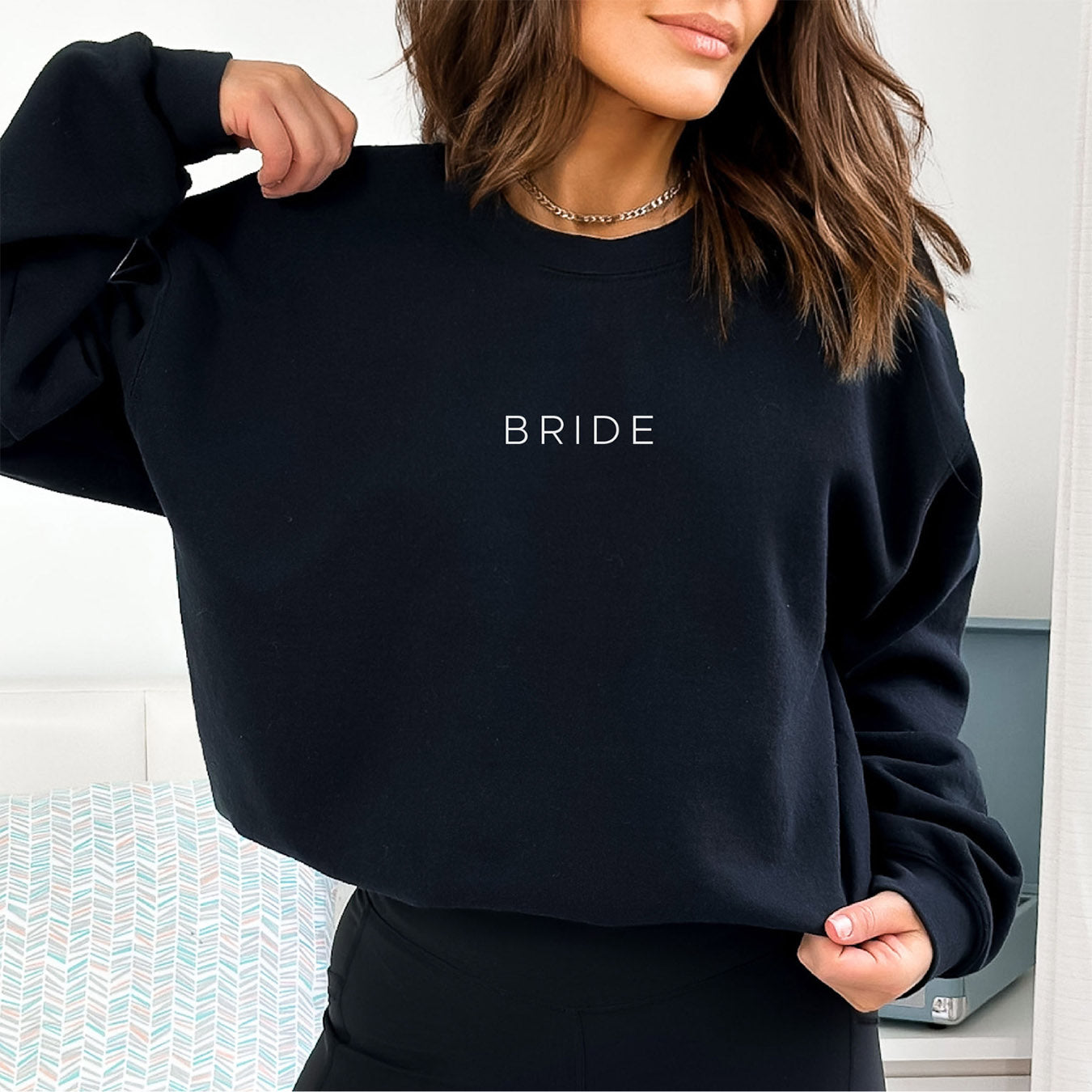 Braut-Sweatshirt (schwarz) mit dezentem "BRIDE"-Aufdruck