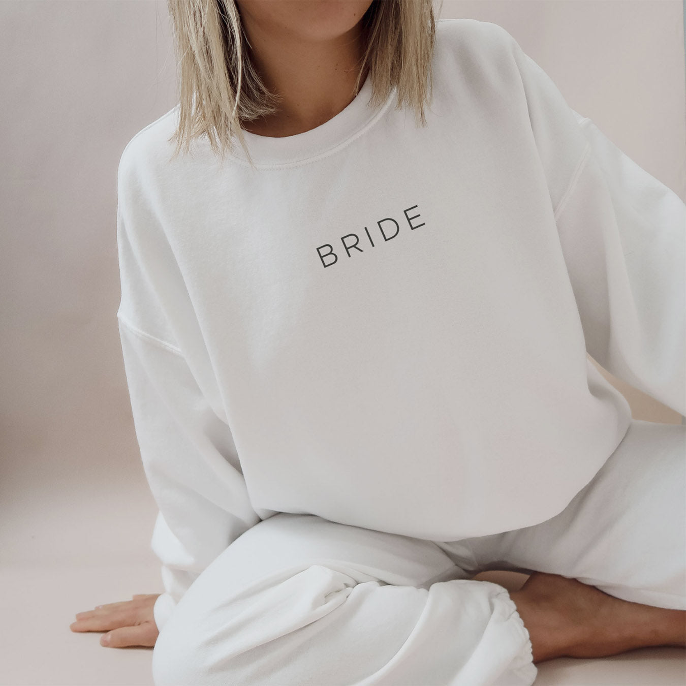 Braut-Sweatshirt (weiß) mit minimalistischem "BRIDE"-Aufdruck