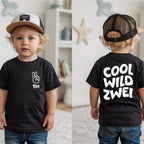 Geburtstagsshirt (Rücken: "COOL - WILD - Zwei {Altersangabe änderbar}"; Front: Brustaufdruck mit Name + ✌)