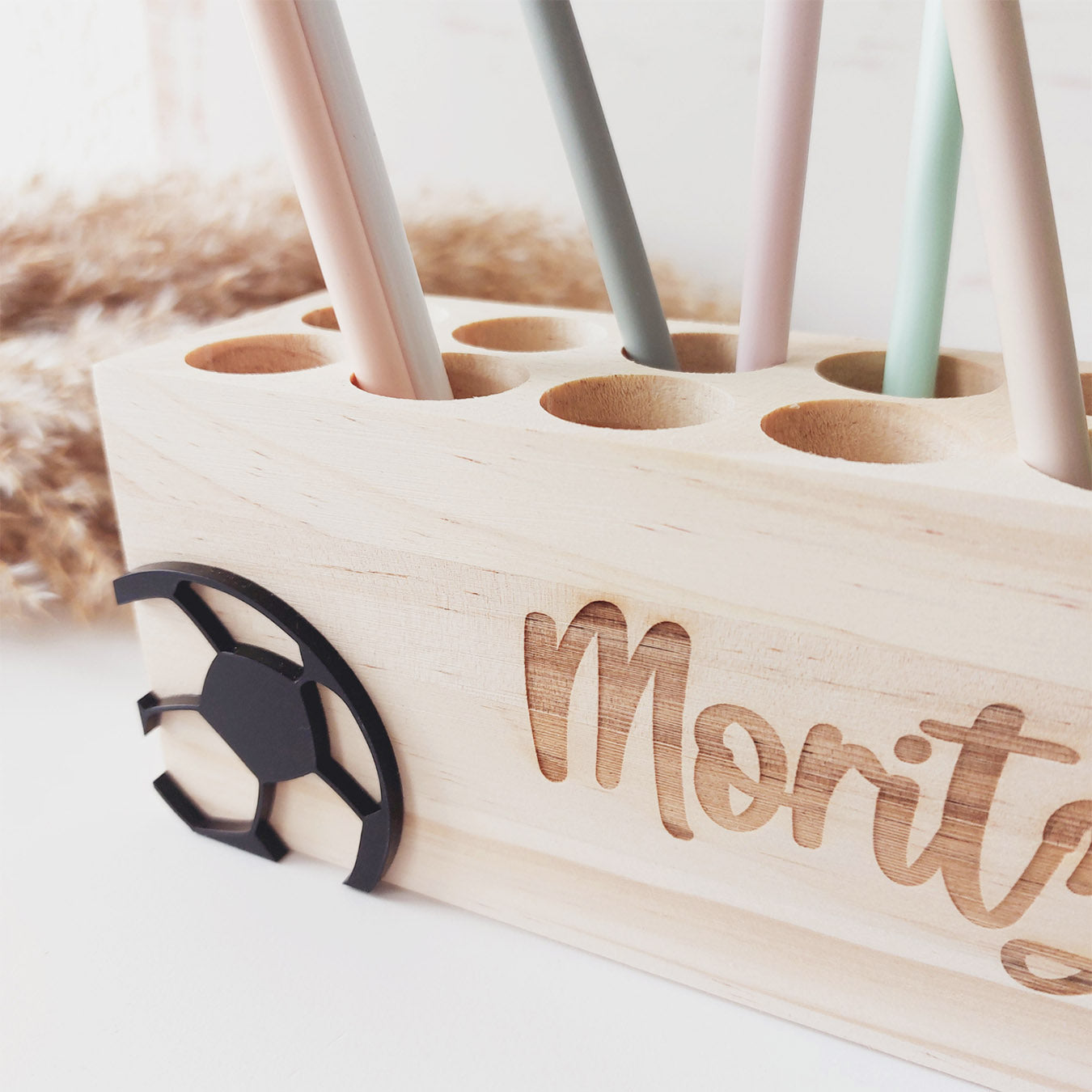 Detailansicht Personalisierung Stiftehalter (Gravur mit Namen) + Fußball-Dekoration