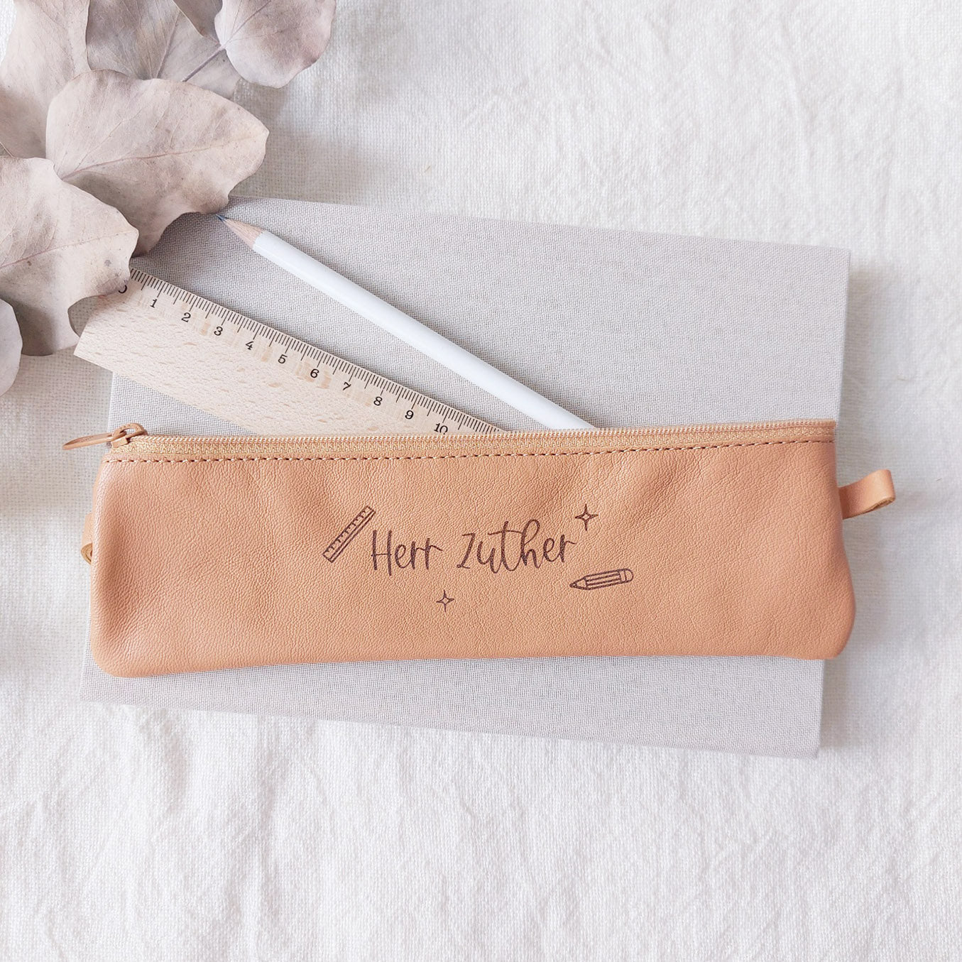 Lehrergeschenk: Federmäppchen (personalisiert mit Name) aus Leder