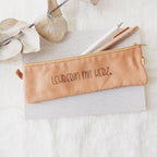 Abschiedsgeschenk Lehrerin: Federmäppchen mit Gravur: "Lehrerin mit Herz"