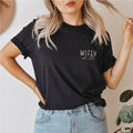 T-Shirt "Wifey – Est. 20…" (schwarz) als Geschenk zum 1. Hochzeitstag