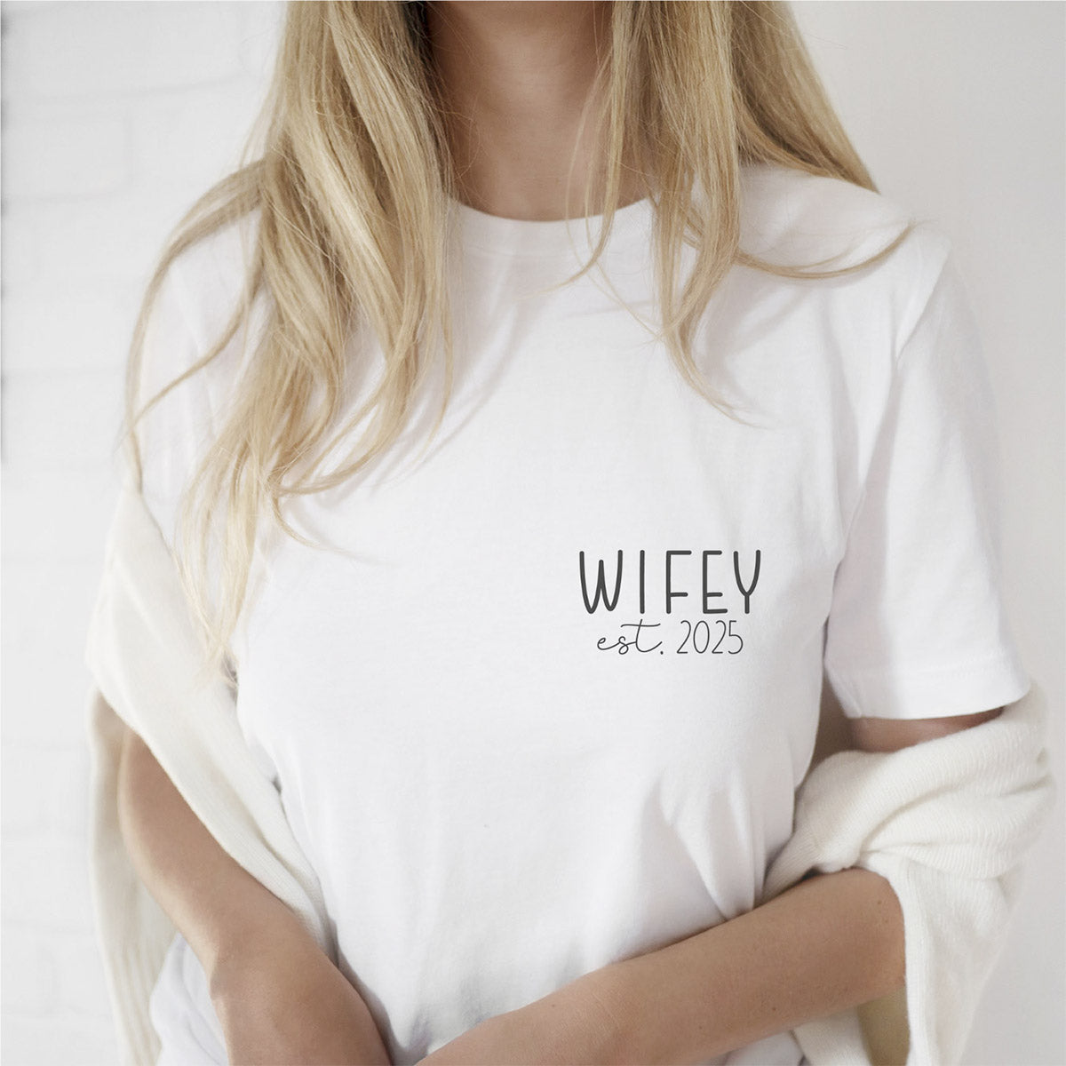 T-Shirt "Wifey – Est. 20…" (weiß) als Geschenk zum 1. Hochzeitstag
