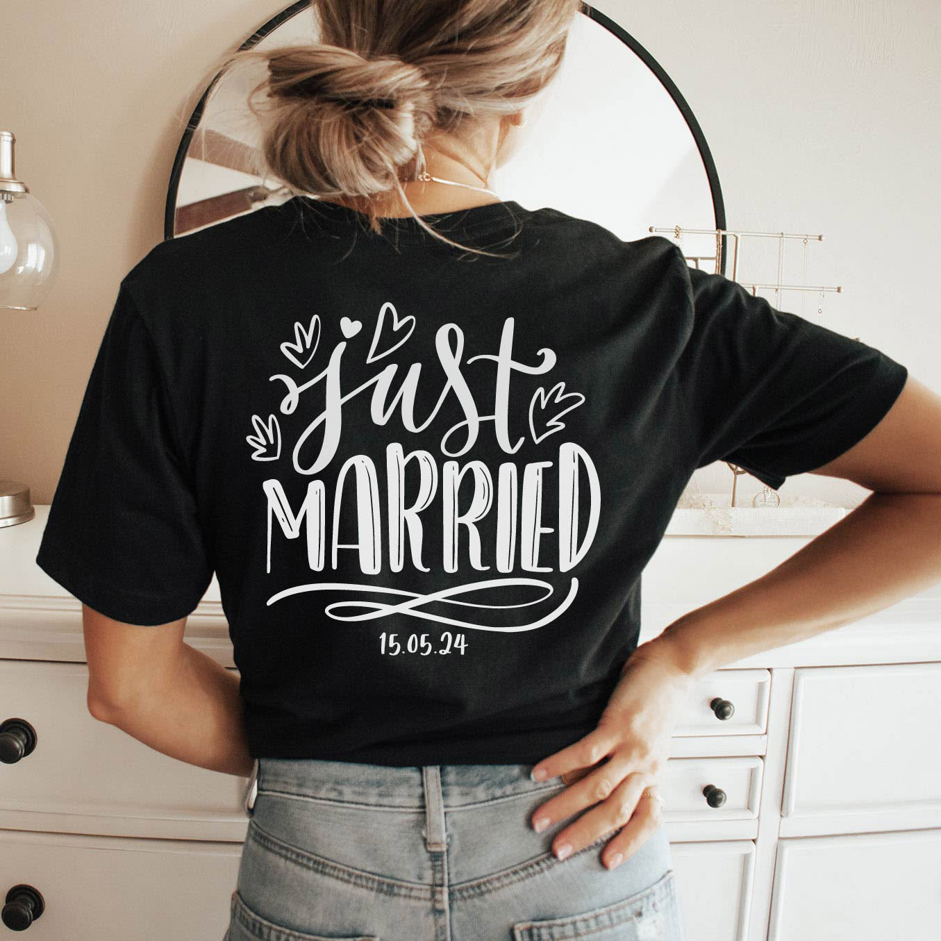 Braut-Shirt mit großem Rücken-Aufdruck: "Just Married" + Hochzeitsdatum – als Geschenk für die Braut