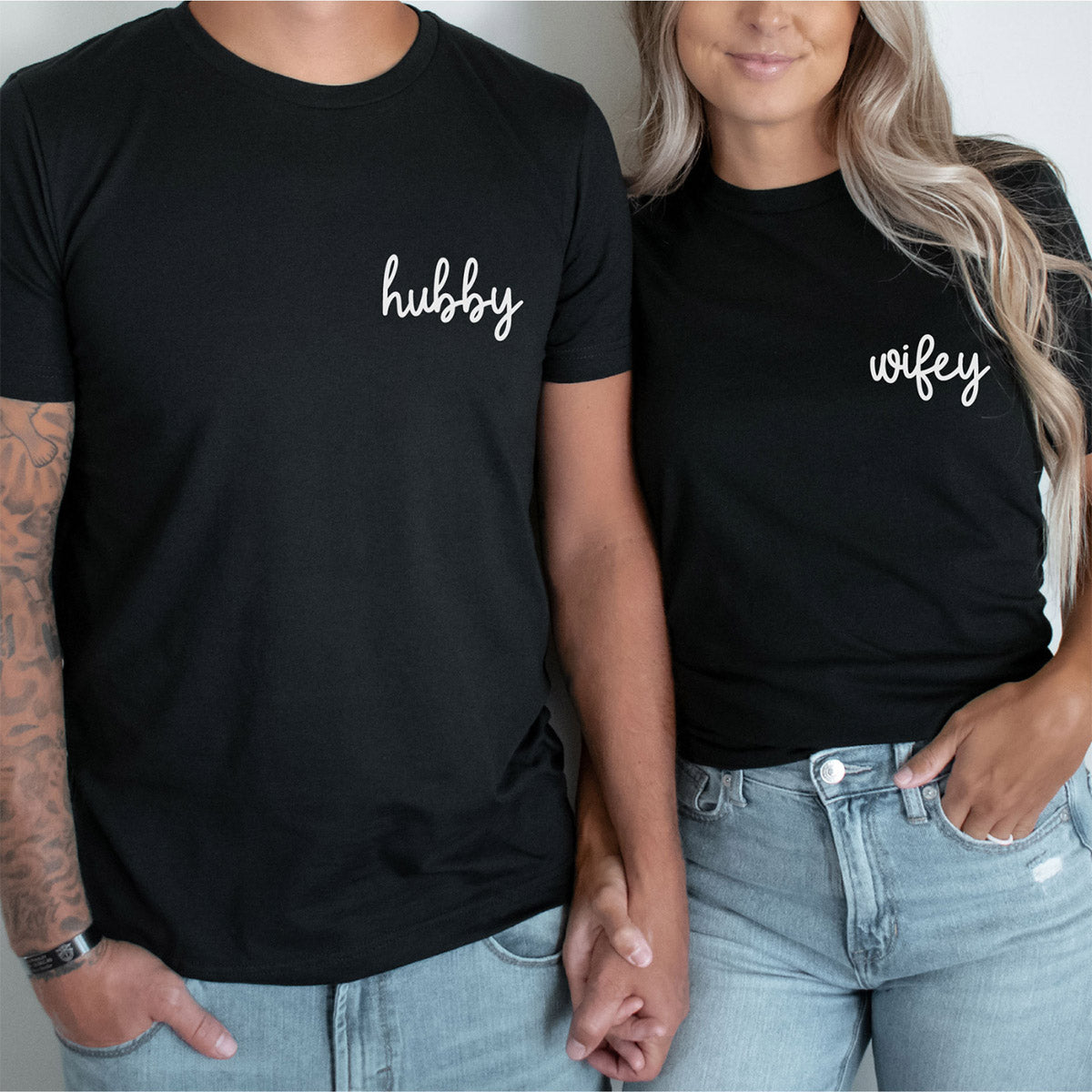 Partner-Shirts "Wifey" & "Hubby" als Geschenk für das Brautpaar