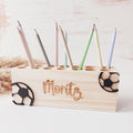 Geschenk Einschulung: Stiftehalter aus Holz (personalisiert) zum Thema "Fußball"