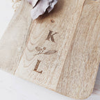 Schneidebrett aus Mangoholz (personalisiert mit Initialen), Detailanischt Gravur