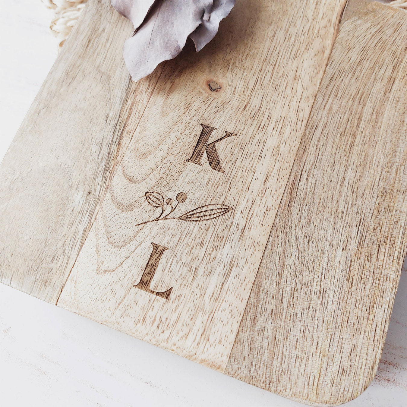 Schneidebrett aus Mangoholz (personalisiert mit Initialen), Detailanischt Gravur