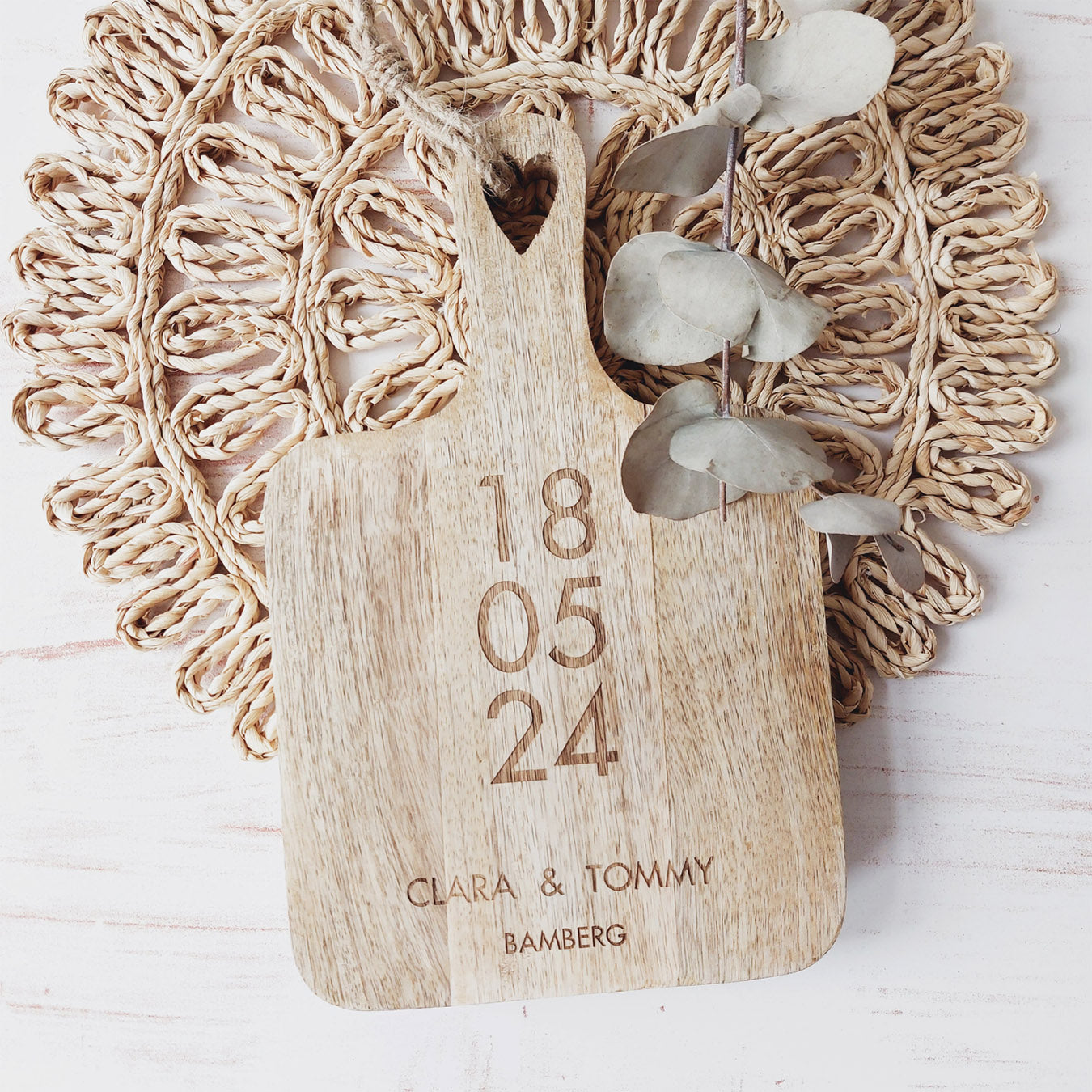 Geschenk zum Einzug: Schneidebrett aus Mangoholz (personalisiert mit Einzugsdatum, Namen und Ort)
