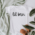 Geschenkidee zur Geburt des Geschwisterchens (Junge): Baby Body mit schwarzen „Lil Bro“ Aufdruck