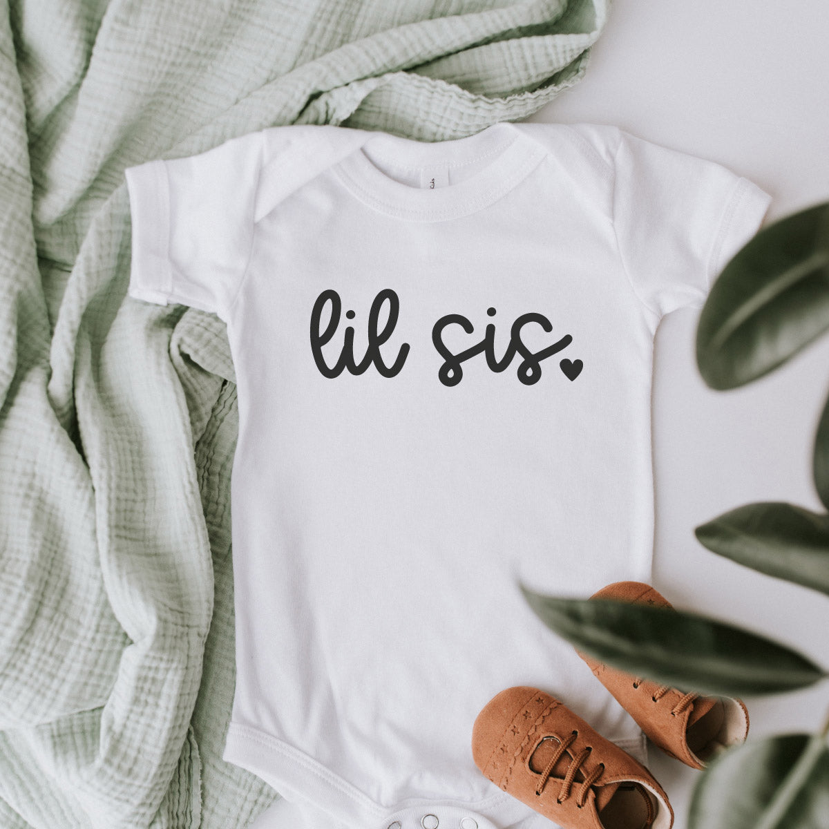 Geschenkidee zur Geburt des Geschwisterchens (Mädchen): Baby Body mit schwarzen „Lil Sis“ Aufdruck
