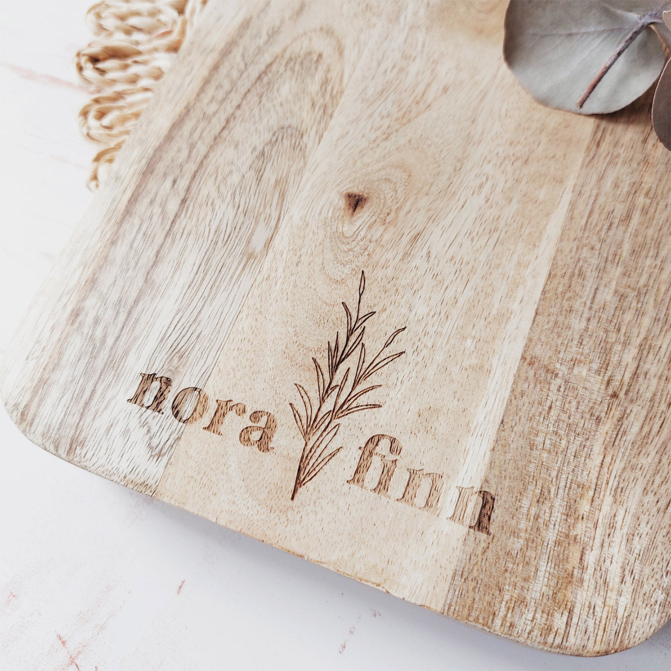 Schneidebrett aus Mangoholz (personalisiert mit Namen), Detailansicht Gravur