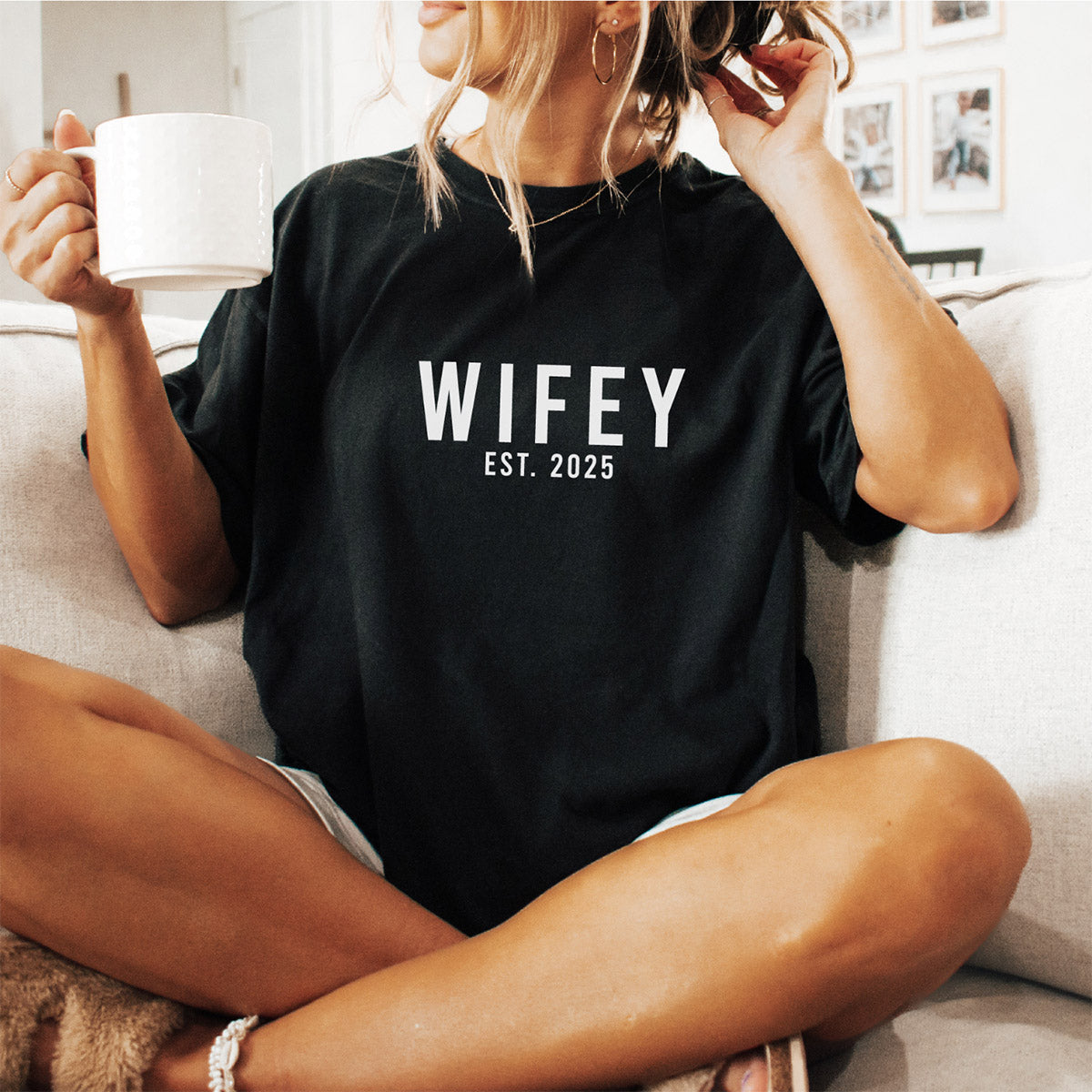 T-Shirt "Wifey – Est. 20…" (schwarz) als Geschenk zum 1. oder 2. Hochzeitstag