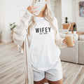 T-Shirt "Wifey – Est. 20…" (weiß) - Geschenk Ehefrau (1. oder 2. Hochzeitstag)