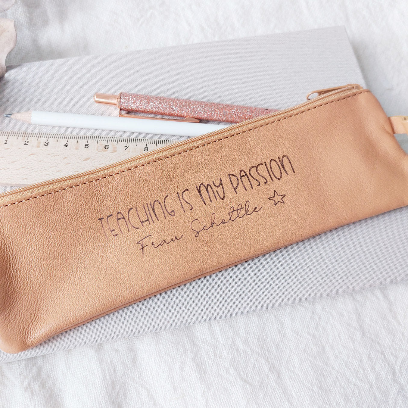 Federtasche mit Gravur: Teaching is my Passion + Name Lehrer