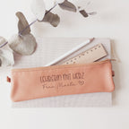 Lehrergeschenk: Federmäppchen "Lehrerin mit Herz" + Name 